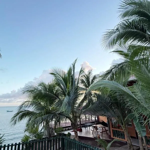 Las Palmeras OceanView Hotel and Dive Center, hotel v mestu Little Corn Island