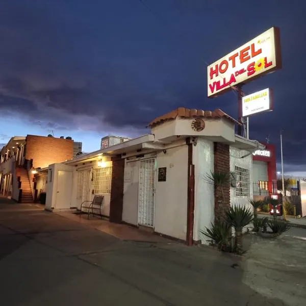 hotel villa del sol chihuahua، فندق في تشيواوا