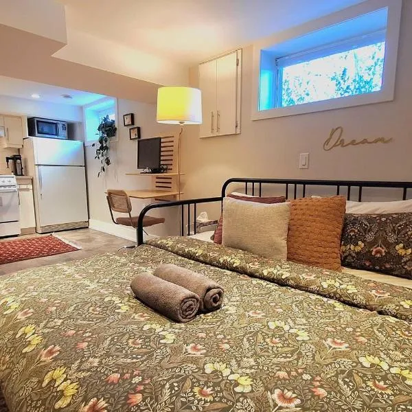 Cozy Boho Studio Suite, хотел в Калгари