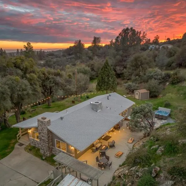 Manzanita Hill-35 miles to Yosemite, 10 miles to Mariposa with 8 person spa、マリポサのホテル