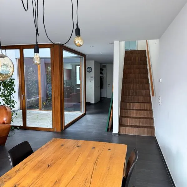 Exclusive Rooftop Duplex Penthouse, Hot Tub, 2 Terrace Views, 230sqm, Downtown, 6min walk to main station，位于巴塞尔的酒店