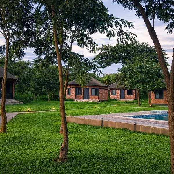 The Hedge Cottages Near Lubambe, Mingomba and KCM Mines, hotel di Chililabombwe