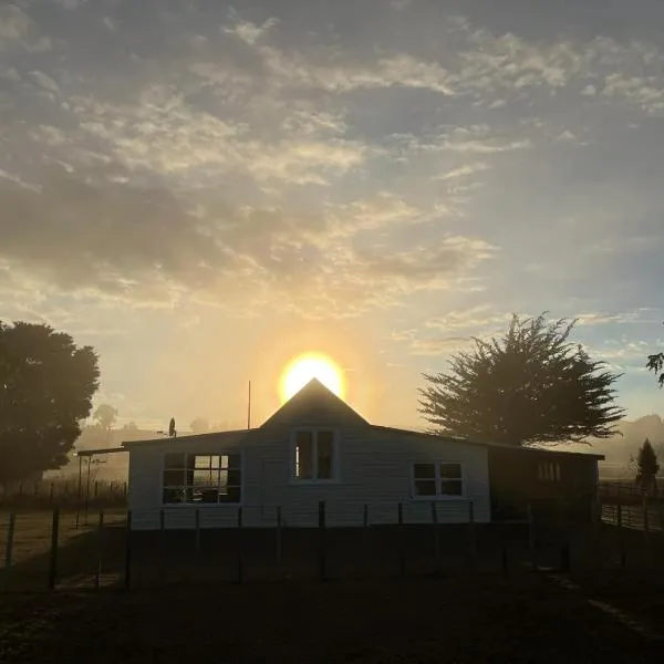 Destination Cliff Top - Cottage and Homestead, hotel in Ohingaiti