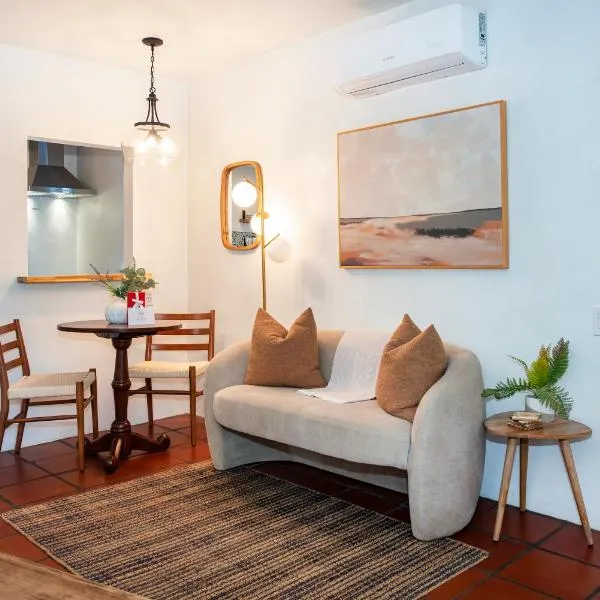 Cozy New - Casa Blanca Suite B1, отель в городе Montecito