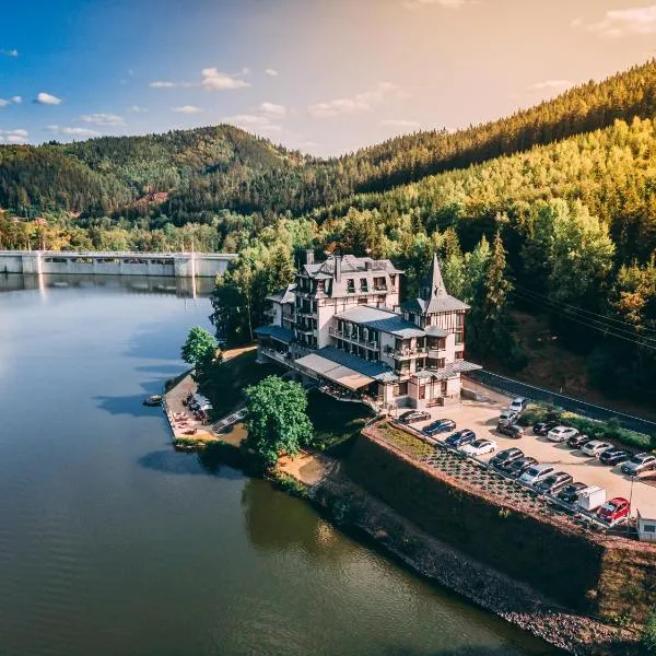 Retro Riverside Wellness Resort，卡羅維發利的飯店