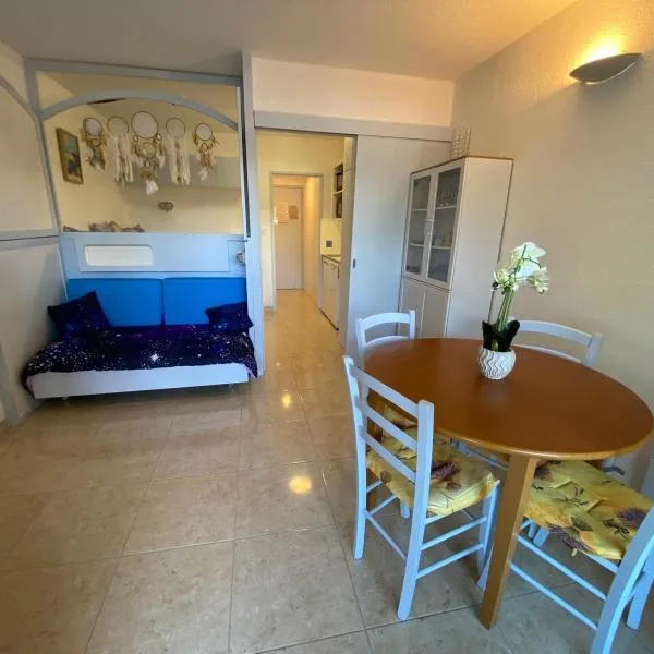 Joli studio climatisé au Port de Hyères - Proche Plages et Commerces - Linge de maison fourni, hotel i Hyères