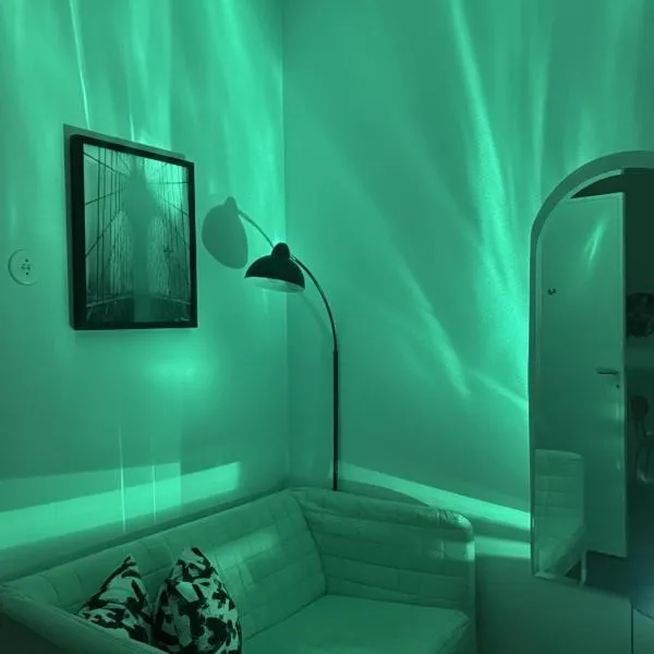 GuestFirst Aurora Studio Space-Themed Escape, hotelli Helsingissä