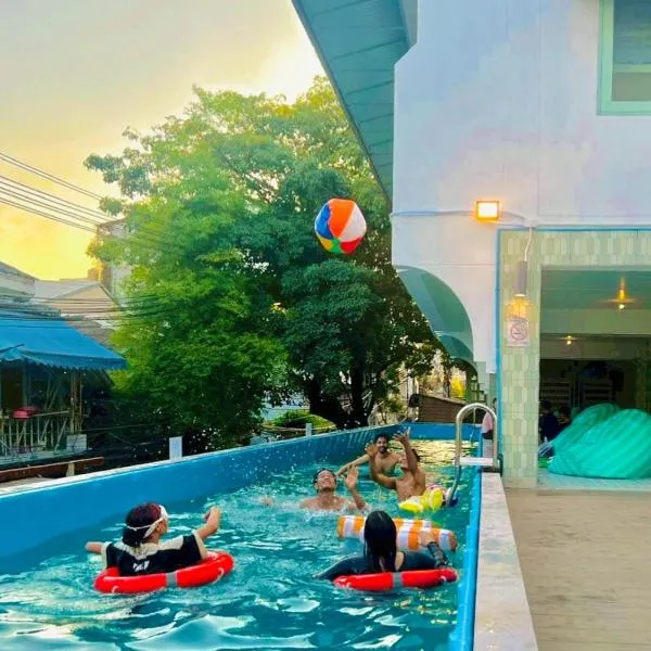 Easy Monday Pool Capsule Hotel - Old Town Bangkok, khách sạn ở Bangkok
