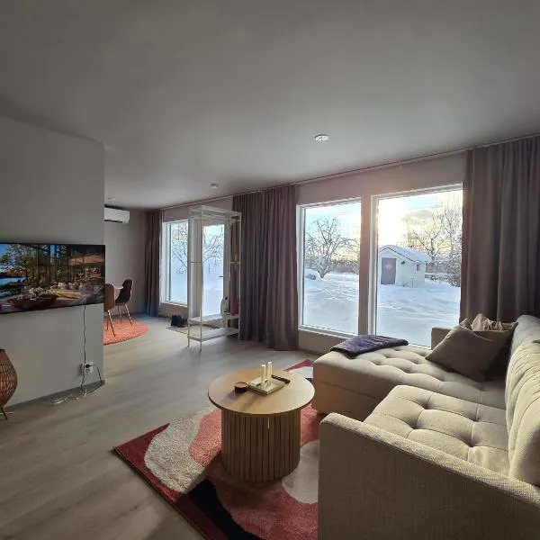 Stilren och nybyggd lägenhet nära E4 R84 Hudiksvall, hotel in Forsa