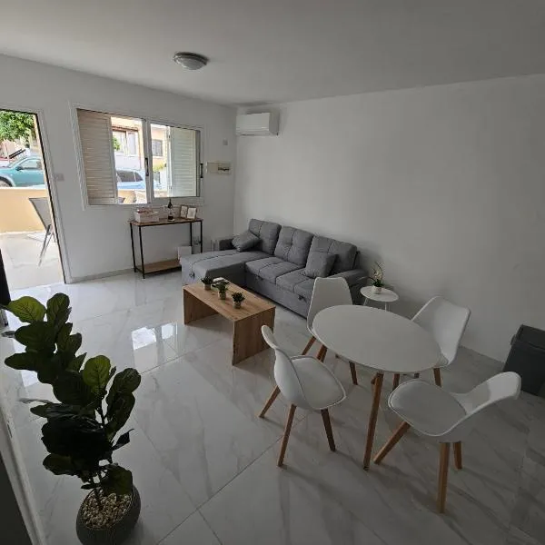 Shiamis Modern House, отель в Новом Пафосе
