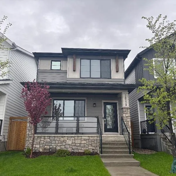 Beautiful New House in Alpine Park, Calgary, hotel en Calgary