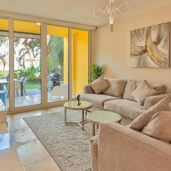 Modern Ground Level, 4 BR condo, hotel a Palm-Eagle Beach