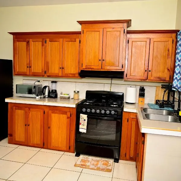 Cozy one bedroom apartment, hotel in Lambeau