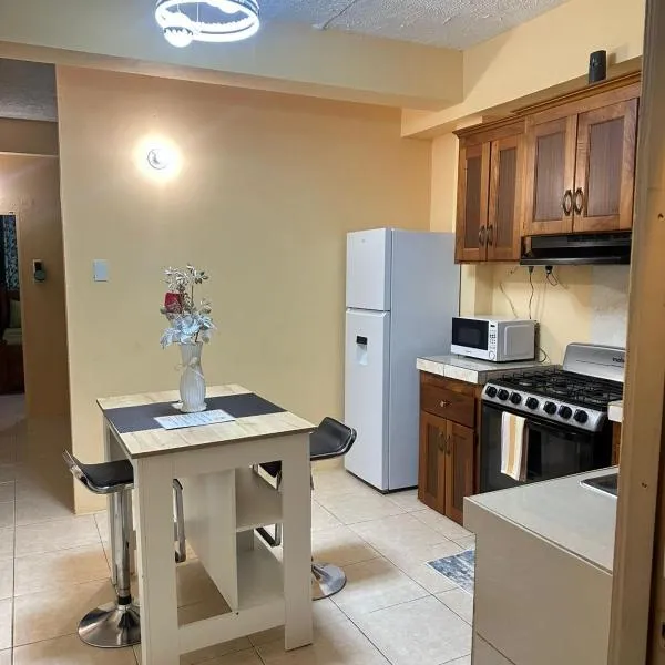 Cozy one bedroom apartment pool side, hotel in Lambeau