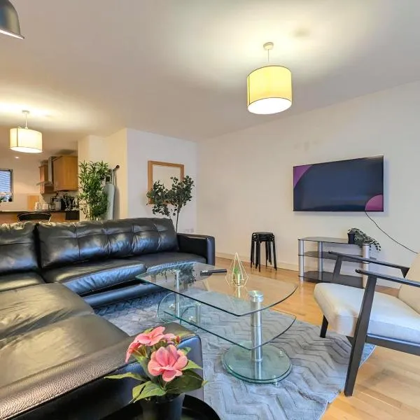 Spacious 2-Bedroom Apt in Heart of City Centre, хотел в Ливърпул