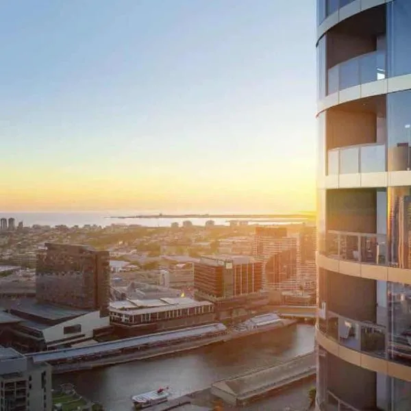 High Rise CBD Apartment with Amazing Views, 3 beds, Gym,SPA & Pool, Easy Transport, Hotel in Melbourne