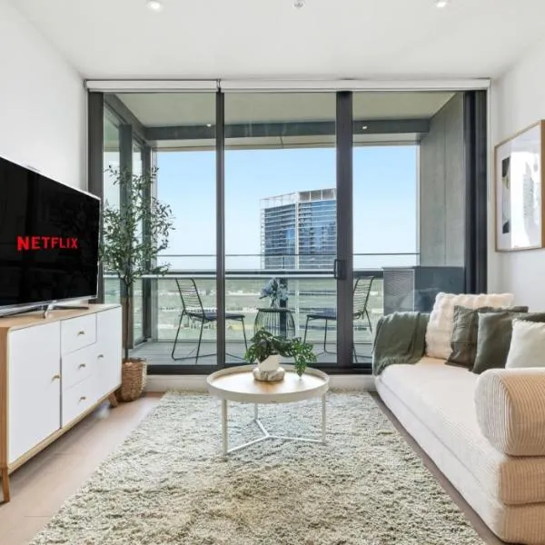 Waterfront 2-Bedroom Apartment with Pool, Gym & Free Parking, отель в Мельбурне