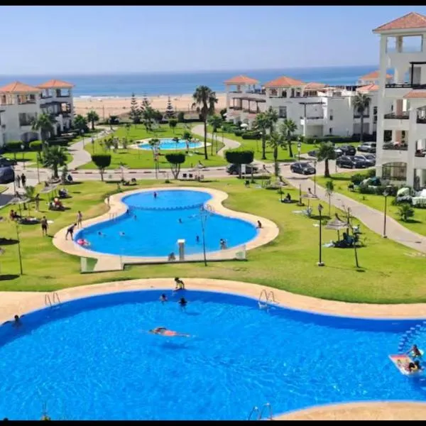 Beachfront Apartment in Assilah, Private Solarium, 4 Pools, Secure Residence, WiFi, Parking, хотел в Асила