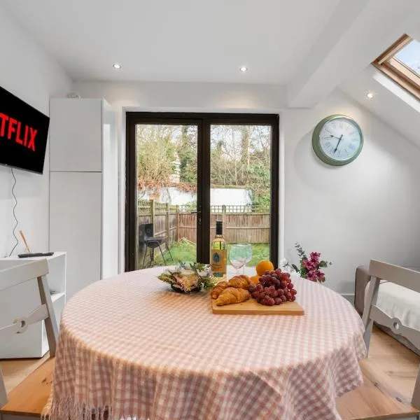 Cozy central Chiswick 3 BD Garden 5 mins to tube, hotel v Londonu