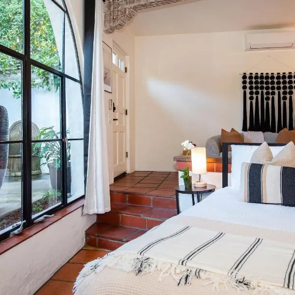 Casa Blanca Suite B2 - Sunlit Montecito Studio Retreat with Patio، فندق في Montecito