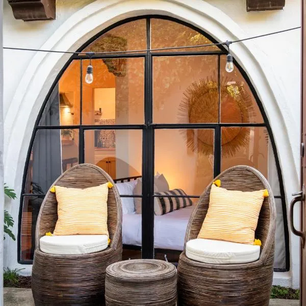 Casa Blanca Suite B2 - Sunlit Montecito Studio Retreat with Patio, hótel í Montecito