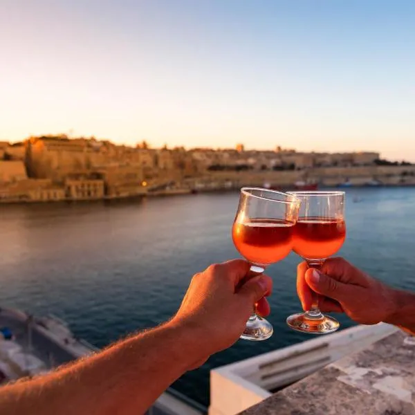 Front Row Malta - Valletta Views, Sunsets & Grand Harbour Living I 3-Bedroom House, hotel di Kalkara