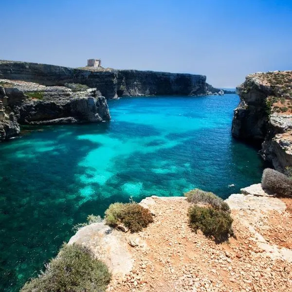 Front Row Malta - Enjoy Valletta Sunsets from this Seafront Home with 3 Bedrooms Overlooking Grand Harbour, hotel em Kalkara