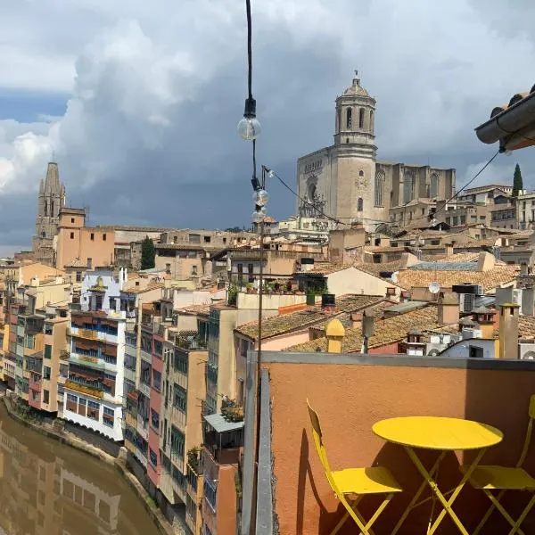 Riverside duplex penthouse, hotel sa Girona