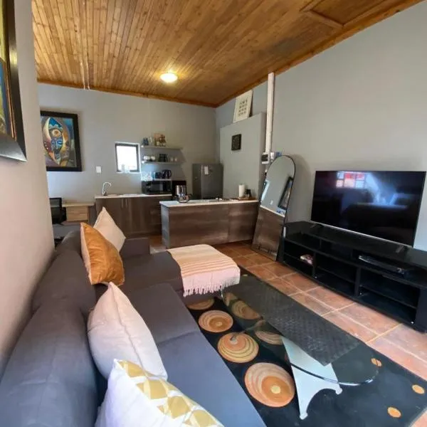 Cozy Corner Cottage near wilgers hospital & Menlyn, hotel sa Pretoria