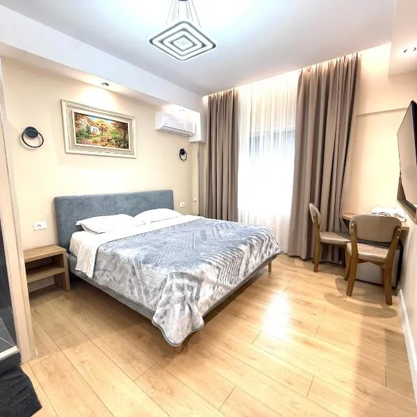 Prime Location - shared Bath, hotel a Tirana