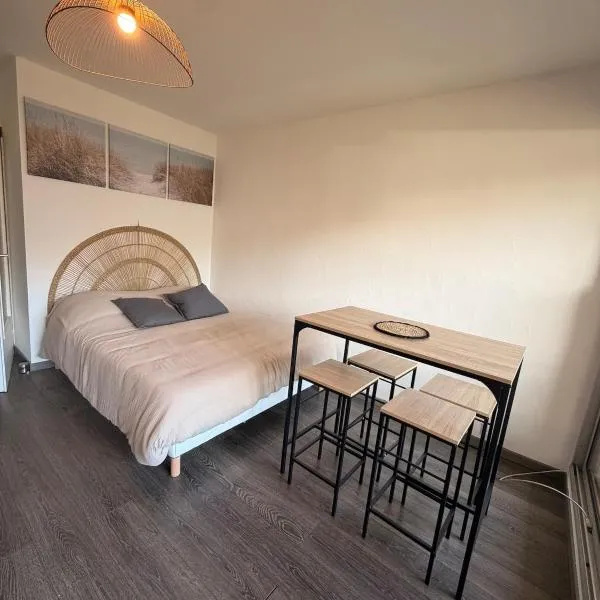 Studio terrasse au Port dHyères, Piscine, parking, hotel din Hyères