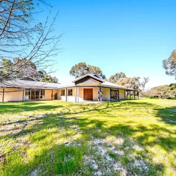 Cockburn Airoprt 6BR Farmstay nr Fremantle&Beach, hotel em Perth