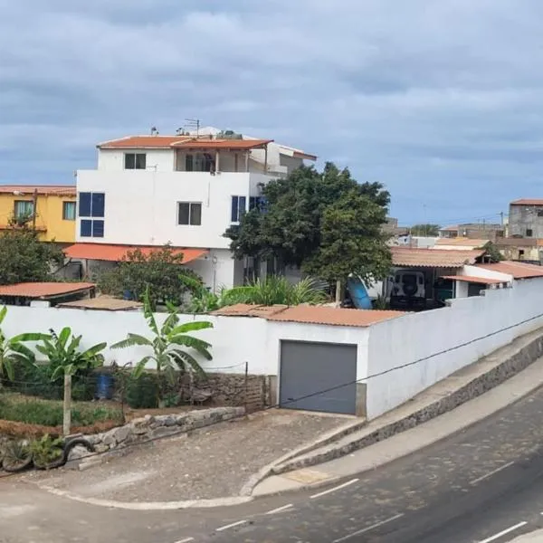 Hospedaria Santo António 2, hotel u gradu Praia Baixo