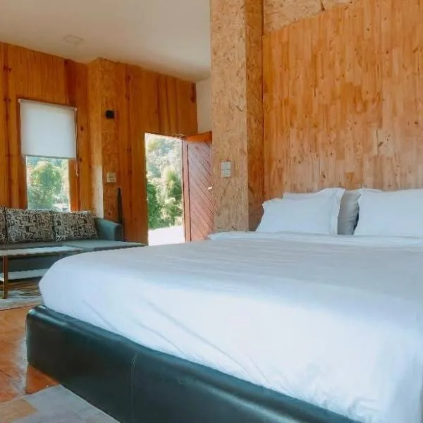 บ้านพัก กามู ดอยอินทนนท์ Gamoo homestay, hotelli kohteessa Chom Thong