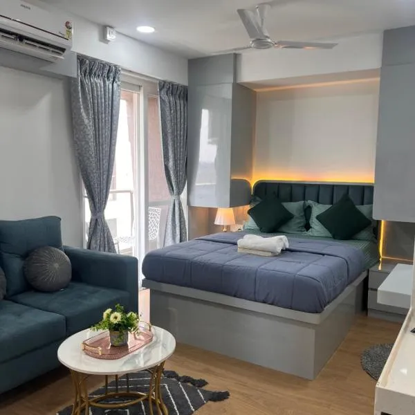 NEON - Nirvana Stays With PVT Balcony -1 Km from Airport, hotel a Pune