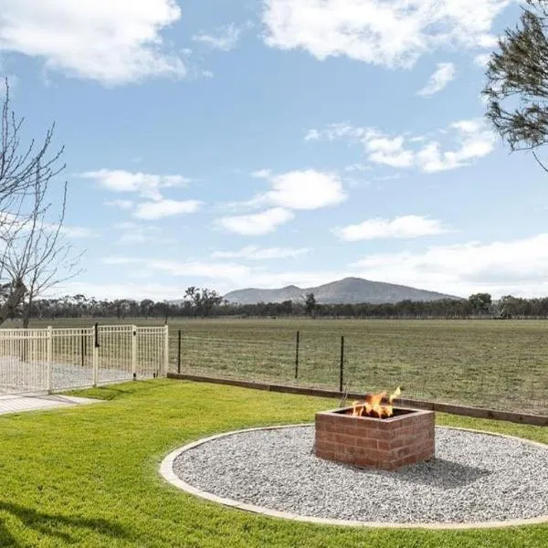 Cozy You Yangs Family Retreat in Lara!, hotel i Lara