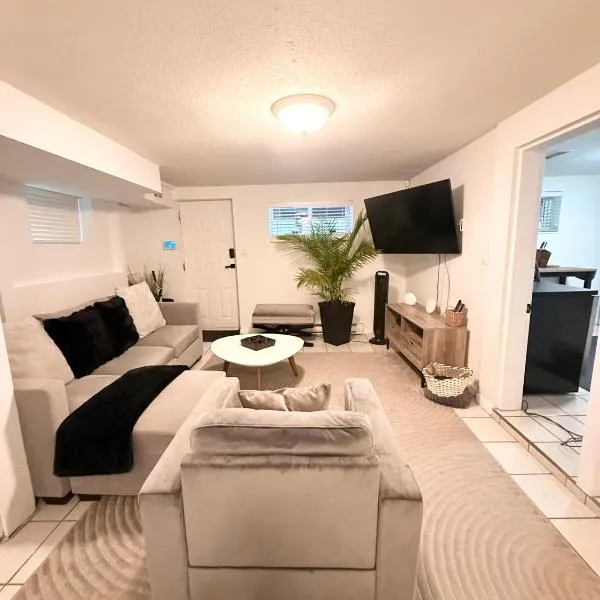 Newly Renovated - Self contained Suite - Sleeps 6, khách sạn ở Vancouver