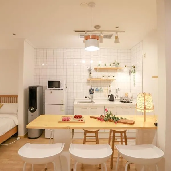 Lovely Room Hongik Univ Stn vol 24, hotel di Seoul