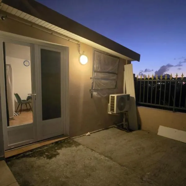 Tiny House & Tente Roots minimaliste, Le Paradis des Petits Voyageurs - Idéal pour 1 à 3 nuits de repos, hotelli kohteessa Le Diamant