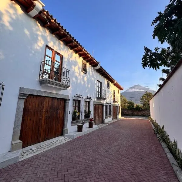 Villa San Lazaro, Alojamiento entero, para 8 personas en Antigua con amplio parqueo y terraza con vistas al volcan, hotel din Antigua Guatemala