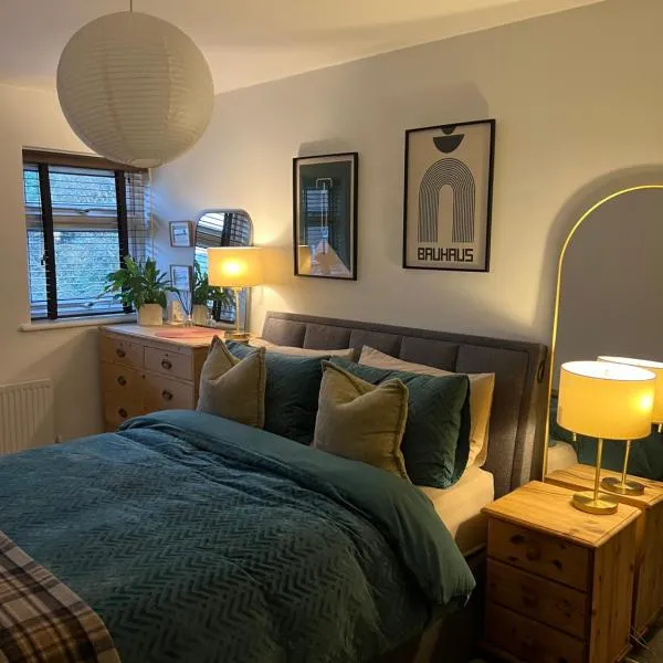 Room at Wallington Green for professionals, free parking, near station, 30 min to London Bridge, 27 min to LDN Victoria, hotel in Wallington