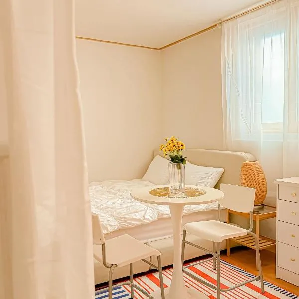 Hongdae Station 10-minute walk Yeonnam Stay2, hotel in Seoul