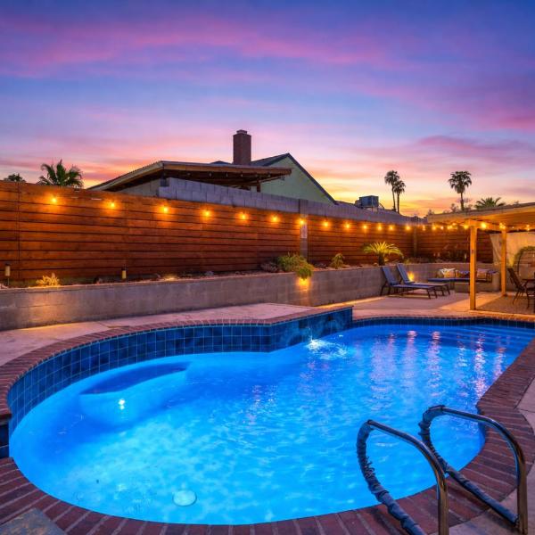 Fresh & Fun! Vegas 4BR w Heated Pool, Dog Friendly, Las Vegas
