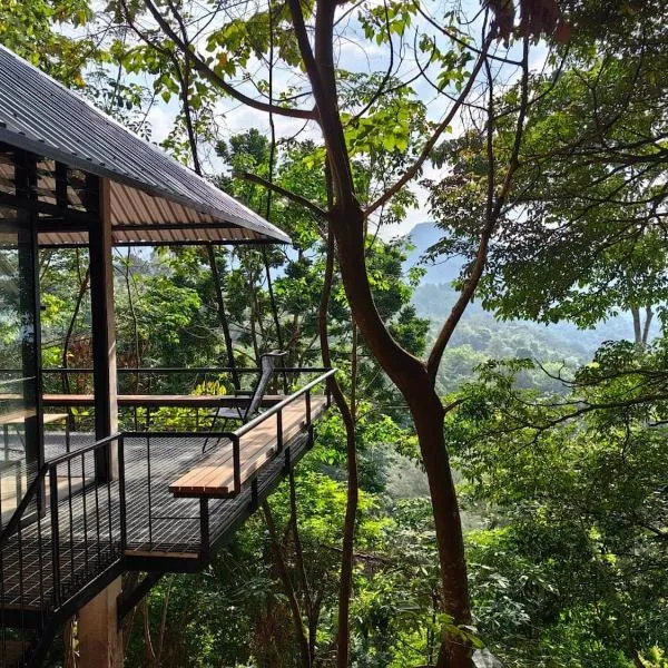 Stunning Mountain View Lodge with Pool Lauhaus2, hotel v destinaci Kuala Kubu Baharu