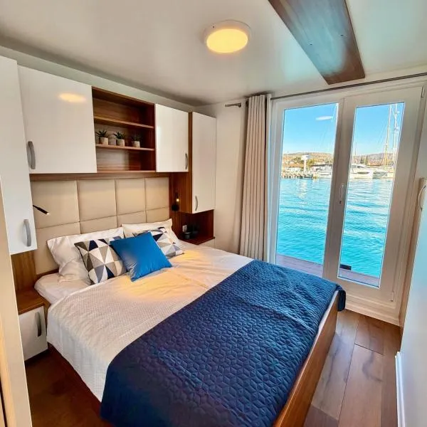 Liberty Floating House with Jacuzzi & Sea View, hótel í Portorož