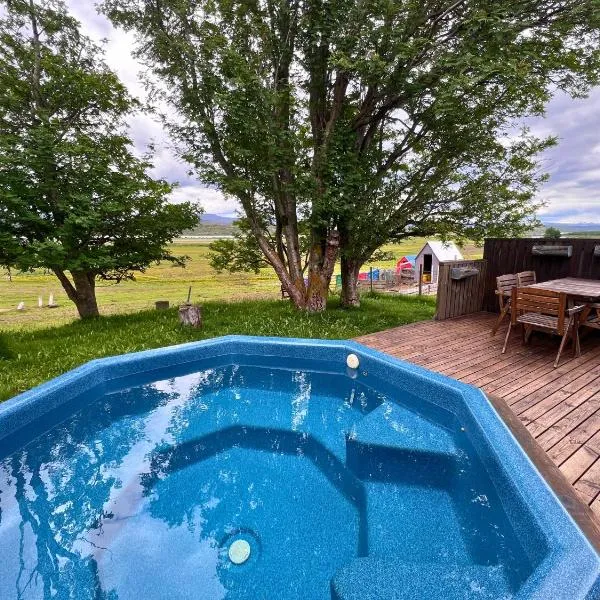 Finnsstaðir Holiday Home with Hot tub, hotel i Egilsstaðir