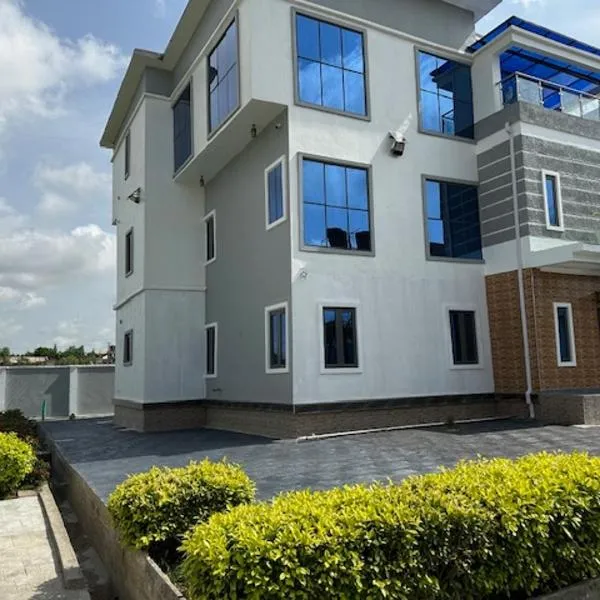 Townhouse Lodge، فندق في أكوري