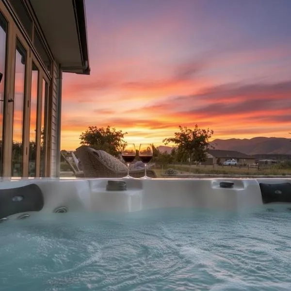 Luxury Wanaka villa, hot tub & mountain views, hotel a Luggate