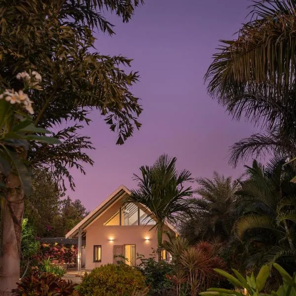 SaffronStays Eden - 3BR vineyard-side pool villa with jacuzzi, farm dining, stargazing deck & lawns for celebrations, hôtel à Nashik
