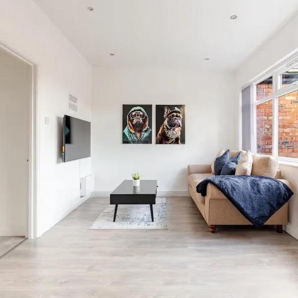 Stylish 2 Bedroom Apartment in Liverpool - Gateacre Village - Free Parking, hotelli Liverpoolissa